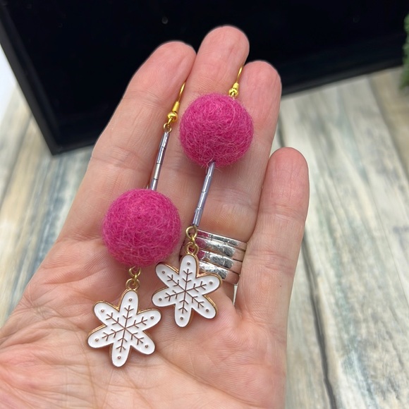 ⭐️Adorned Crown Jewelry assemblage Christmas earrings pink wool ball snowflake - Picture 4 of 8